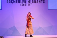 Şiir Okuyan Göçmen Kız
